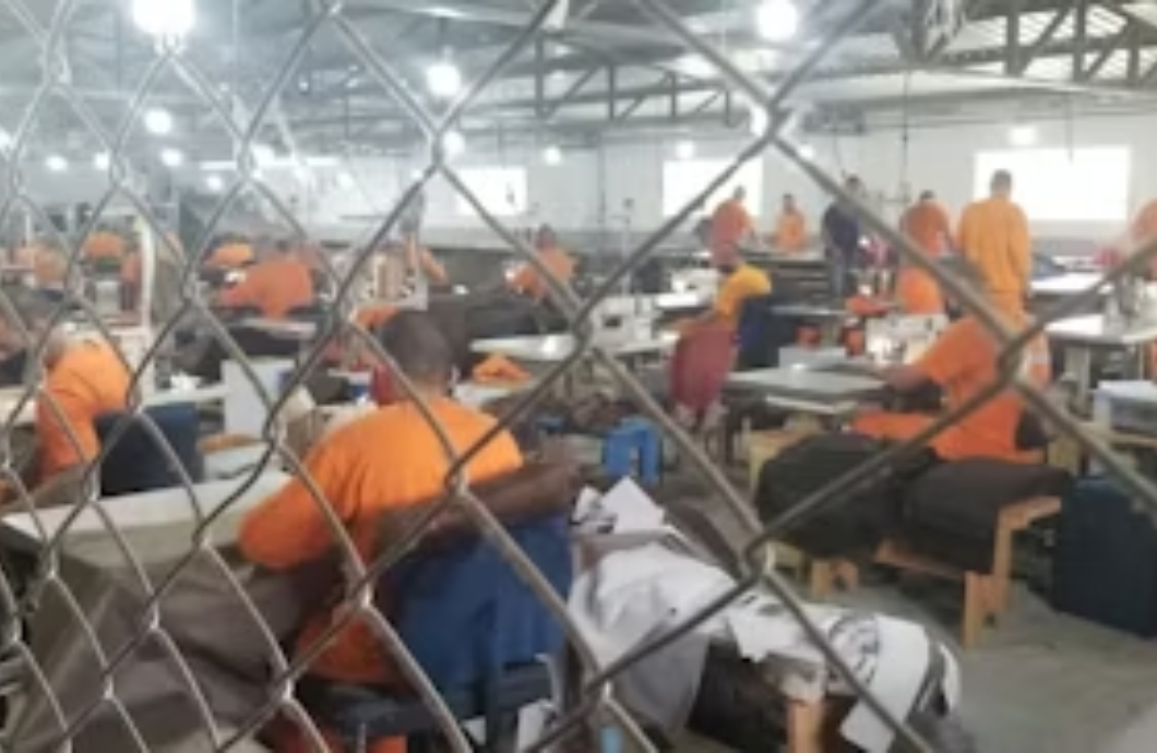 Recuperandos em atividade no galpão de trabalho